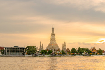 Fototapeta premium Twilight view of Wat Arun Ratchawararam temple. Beautiful sunset at Chao Phraya river, landmark thailand tourist spot, Bangkok, Thailand