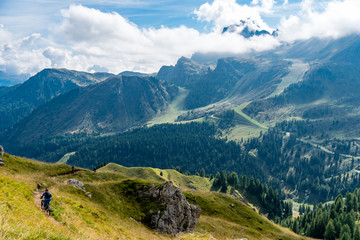 Fototapeta na wymiar Mountainbiken downhill über eine Almwiese in den Dolomiten