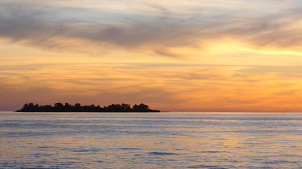 Obraz na płótnie Canvas Island Silhouette