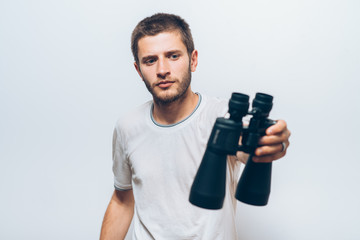 Fototapeta na wymiar man with binoculars. gray background