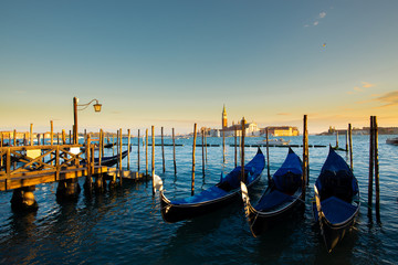 Gondole di fronte alla Piazzetta presso la laguna, dietro l'isola di San Giorgio, Venezia, Italia,...