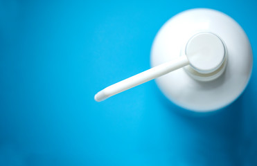 消毒容器と青バックとコピースペース