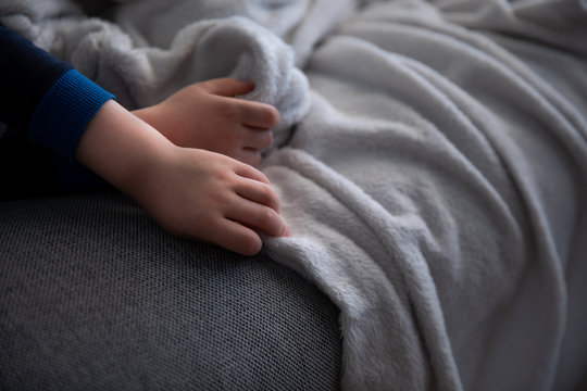 śpiące dziecko, zbliżenie na rączki niemowlaka 