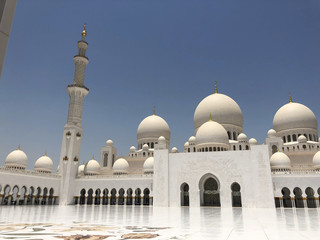 Fototapeta na wymiar Abu Dhabi_Cheikh Zayed mosque_courtyard