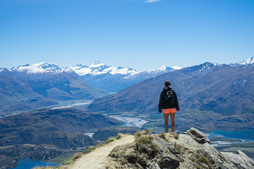 Fototapeta premium Neuseeland - Roys Peak Ausblick mit Frau