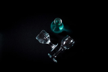 Imagen minimalista de elementos de cristal sobre fondo negro