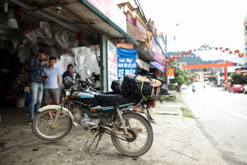 Fototapeta na wymiar garagiste vietnamien