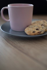 Tasse und Teller mit Chocolate-Chip Cookies