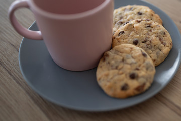 Tasse und Teller mit Chocolate-Chip Cookies