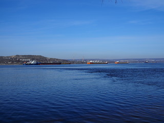 Obraz premium Cargo ships stand in the roadstead on the Volga River near Saratov