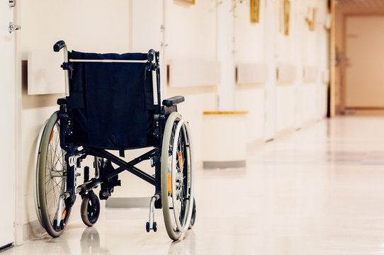 Rollstuhl im Gang eines Altenheims