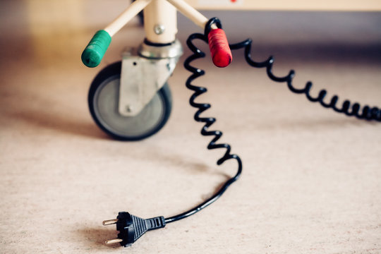 Reifen eines Krankenbett in einem Altenheim mit gezogenem Stecker 