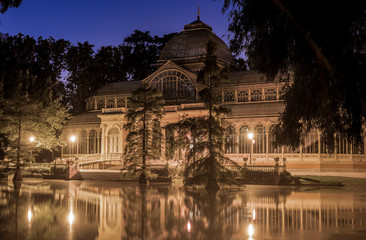 Fototapeta na wymiar Fotografía noctuna del Palacio de Cristal en los Jardines de El Retiro de Madrid