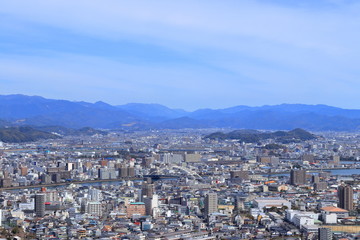 Fototapeta na wymiar 皿ヶ峰から鏡川大橋を眺める　春（高知県　高知市）