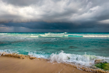 Fototapeta na wymiar Crashing waves in Cancun