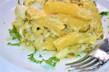 pasta con zucchine e formaggio mozzarella cotto al forno