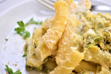 pasta con zucchine e formaggio mozzarella cotto al forno