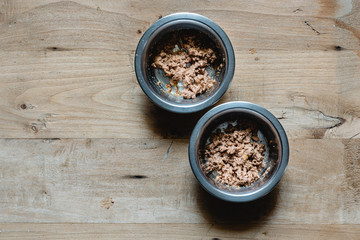 Steel cat feeder with pate and wooden bottom