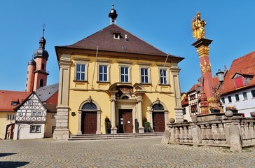 Fototapeta premium Eibelstadt, Marktplatz mit Rathaus und Mariensäule