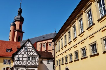 Obraz premium Eibelstadt, Marktplatz mit Rathaus, Mesnerhaus, Kirche