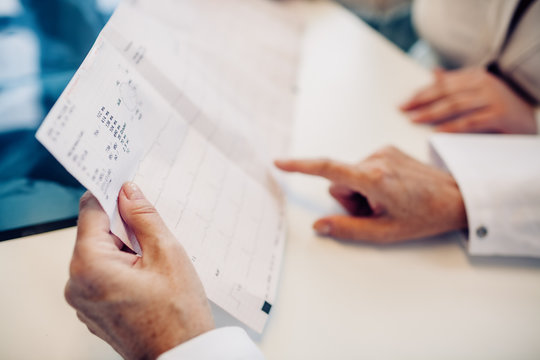 &Auml;rztin bespricht EKG Ergebnis mit Patientin PS: Foto wurde vor Corona Krise fotografiert.