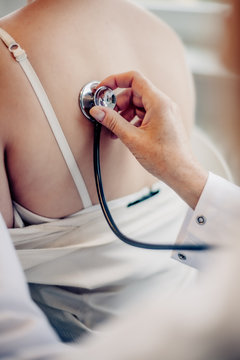 Ärztin untersucht Patientin mit Lungenproblemen mit einem Stethoscope PS: Foto wurde vor Corona Krise fotografiert.
