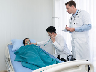 Obraz premium Doctors to diagnose patients in hospitals.
