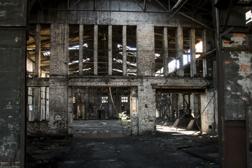 Blick in eine alte verlassene und halb verfallene Fabrikhalle