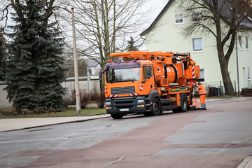 Ein Fahrzeug für die Abwasserkanalreinigung bei der Arbeit.