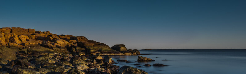 Skaliste wybrzeże w Parku narodowym Ytre Hvaler w Norwegii © Dreamnordno