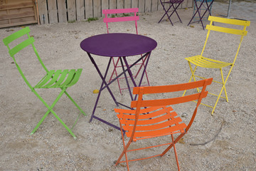 Tables et chaises colorées