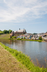 Fototapeta premium Saarburg, Saar, Fluss, Leukmündung, Laurentiuskirche, Leuckbach, Stadt, Altstadt, Weinstadt, Weinberge, Rheinland-Pfalz, Deutschland