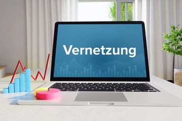 Vernetzung – Business/Statistik. Laptop im Büro mit Begriff auf dem Monitor. Finanzen, Wirtschaft, Analyse