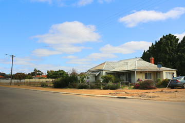 Obraz premium Detached residential houses at the Great Eastern Highway in Western Australia