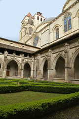 Fototapeta na wymiar Jardin de la cathédrale Saint-Étienne à Cahors 