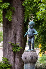 Obraz premium Statue of boy in park in Baden-Baden