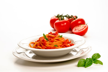 Pasta italiana, spaghetti al pomodoro, fuoco selettivo