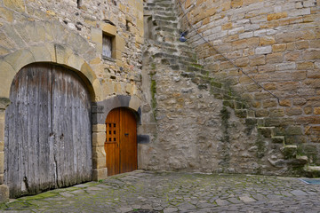 Fototapeta na wymiar A l'escalier de la Tour-Donjon de la Sauvetat (63730), département du Puy-de-Dôme en région Auvergne-Rhône-Alpes, France 