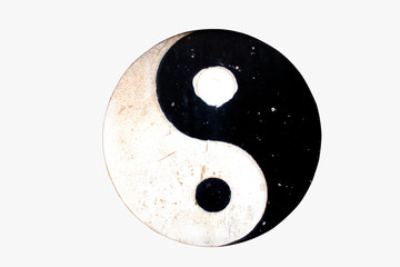 Isolate Yin Yang symbol on old metal plates on white background with clipping path. - obrazy, fototapety, plakaty