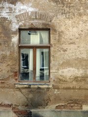 Fototapeta na wymiar Feuchte Hausfassade mi alten Holzfenster