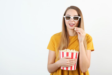 Obraz premium girl with popcorn on a colored background. Watch a movie, 3D movie.