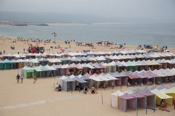 Nazar&eacute;, Portugal: Bunte gestreifte Badezelte am Strand 