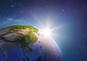 Sonne scheint über China aus dem Weltraum