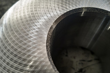 The polished surface of the end face of the round part, the pattern and the trace of the abrasive stone when processing close-up.