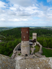 Zamek w Chęcinach – zamek królewski z przełomu XIII i XIV wieku, górujący nad miejscowością Chęciny