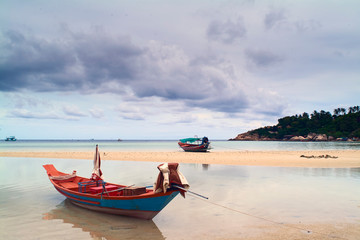 Obraz premium boats with floral ribbons in Chalok baan kao bay in Koh Tao island, Chumphon Archipelago, Thailand