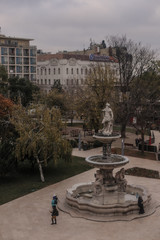 Naklejka premium fontanna w parku