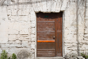 Fototapeta na wymiar old village door in a stone building