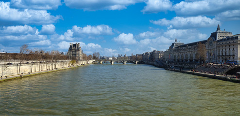 Fototapeta premium Vue sur les quais de la Seine à Paris en France depuis un bateau de croisière
