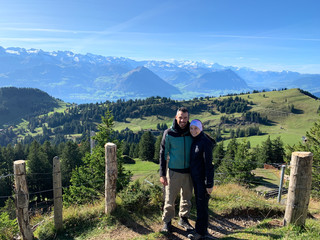 Paar wandert in den Schweizer Alpen bei traumhaftem Wetter